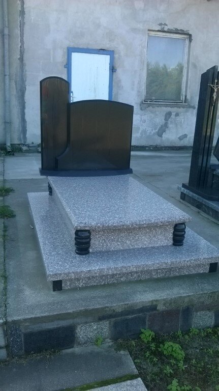 Pomnik na cokole z narożnikami