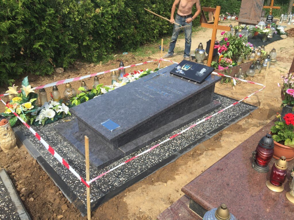 Sarkofag z grawerami