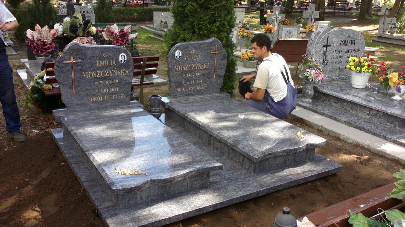 dwa pojedyncze pomniki połączone podłogą