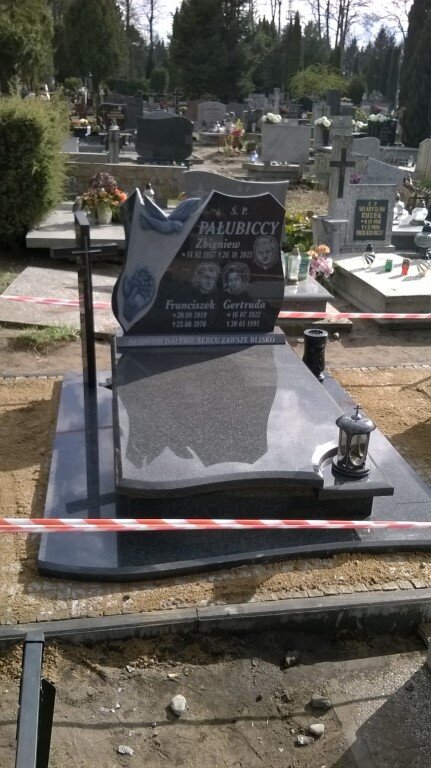 rzeżba z grawerem twarzy